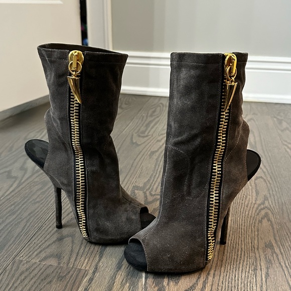 Booties run small - Picture 2 of 2